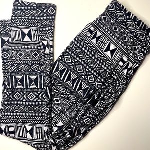 Nollie Tribal Patten Skin Tight Leggings: Black and White